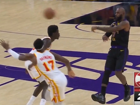 雷速体育比分官网-我勒个骚邦！詹姆斯左手重传直塞 范德彪转头就接到球轻松上篮