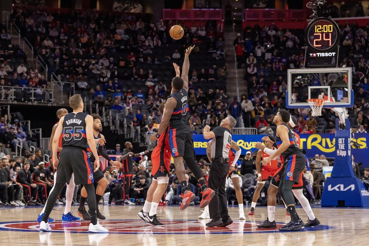 雷速直播-三分里程碑！杜兰特32+7+3打爆活塞！火箭探花奇兵，阿门完胜弟弟