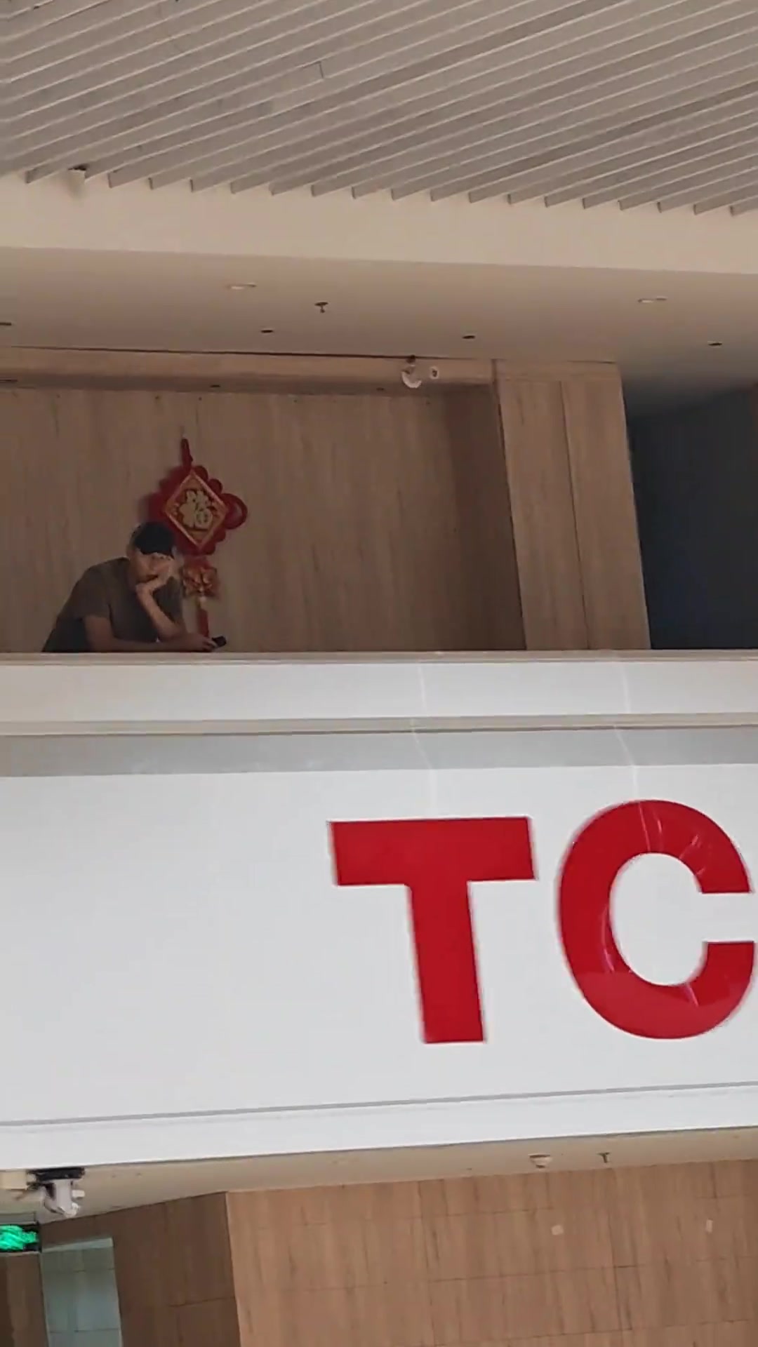 阿联自嫖娼丑闻以来很少露面！网友在球馆里“偶遇了”易建联